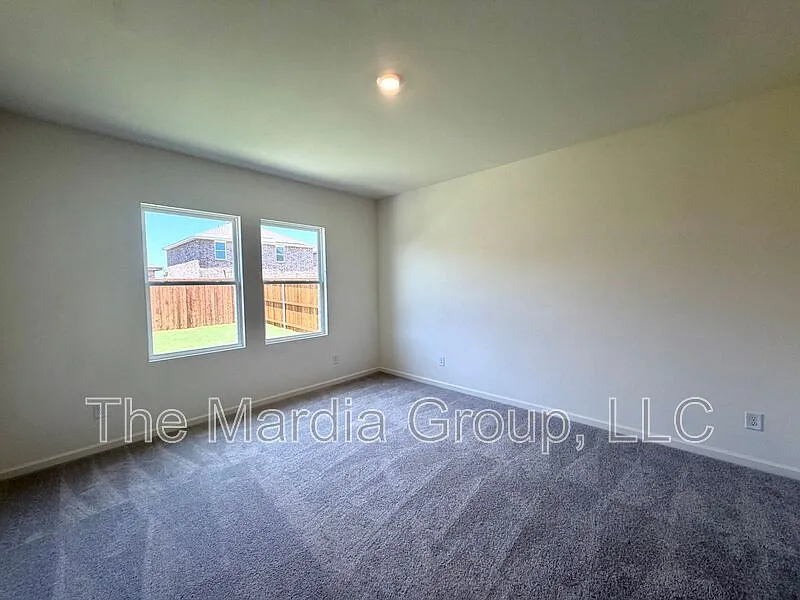 4 bed, 2.0 bath, 1827 sqft, $2,000 — Photo 4