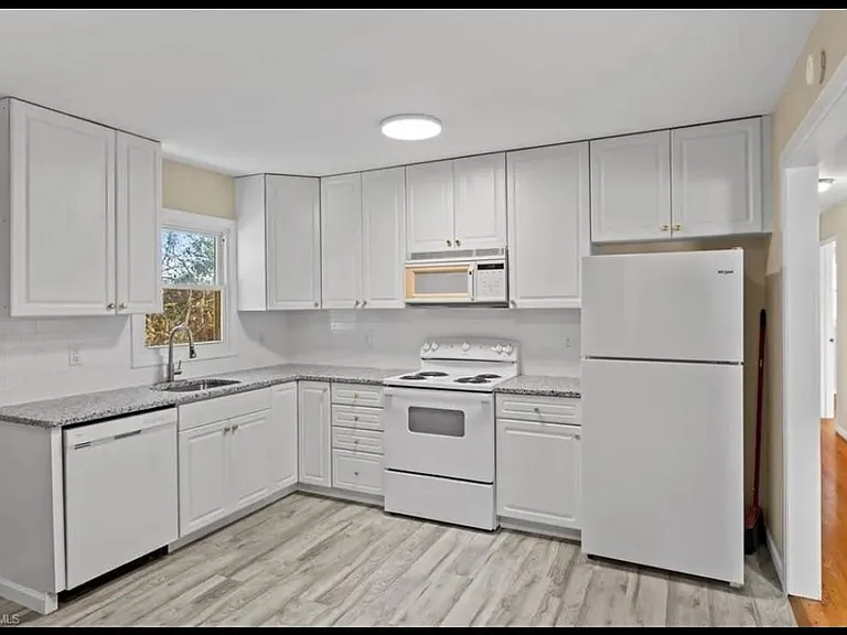 1271 Tredwell Dr — Photo 3