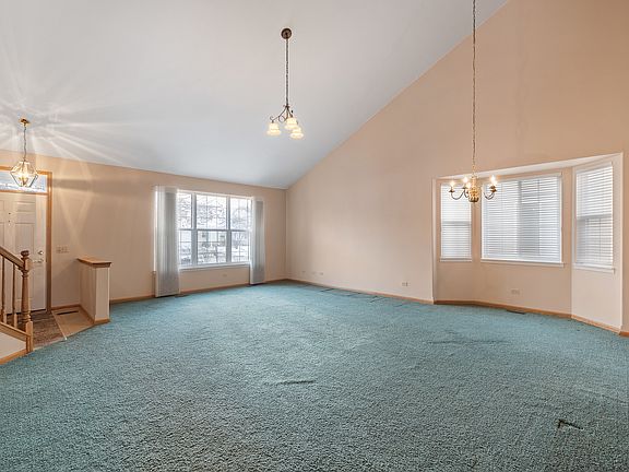 4th image of 631 Saugatuk Cir