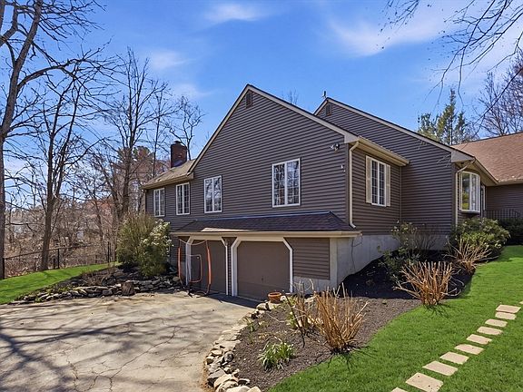 3rd image of 28 Lancelot Ct