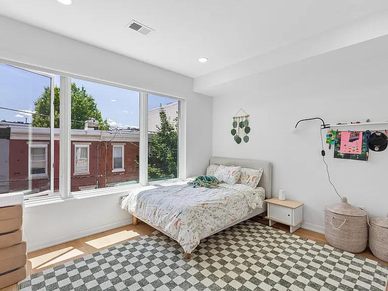 2231 Pemberton St — Photo 17