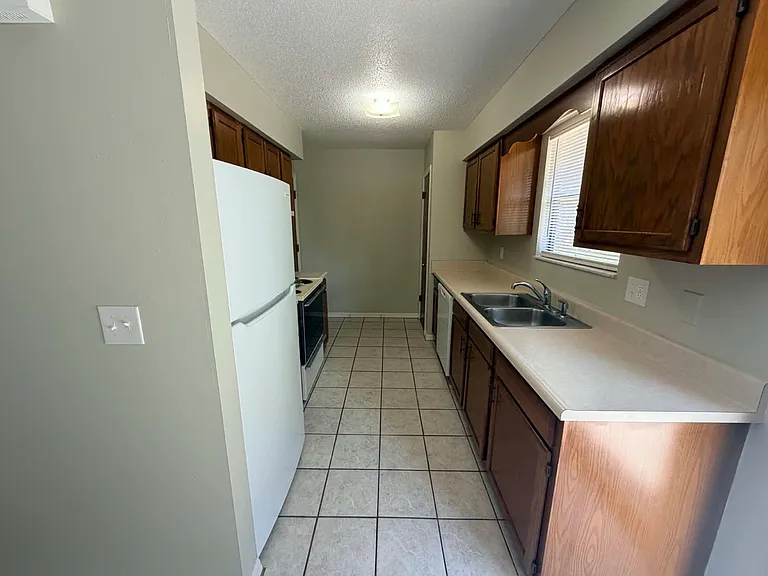 335 NW Lake City Ave #102 — Photo 3
