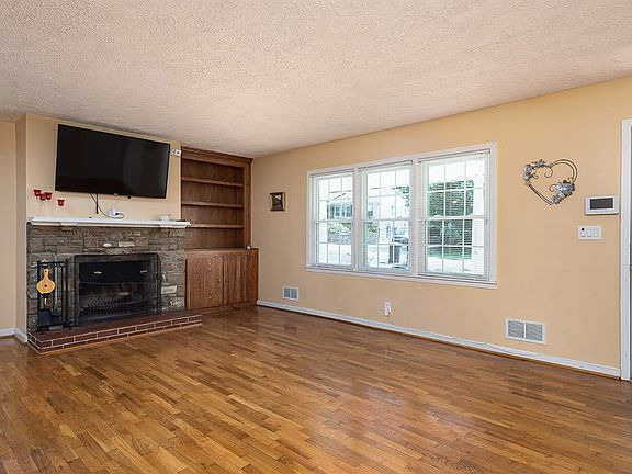5th image of 504 Robin Ave
