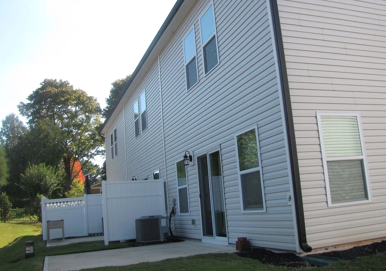 Move-in Ready 3 Bedroom 2.5 Bath Two-Story Townhome — Photo 4