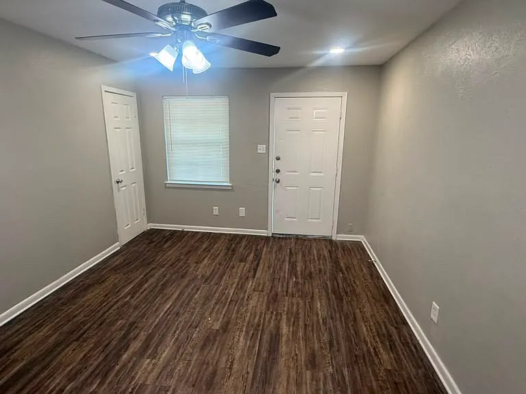 2520 Normont Cir #2520 — Photo 2