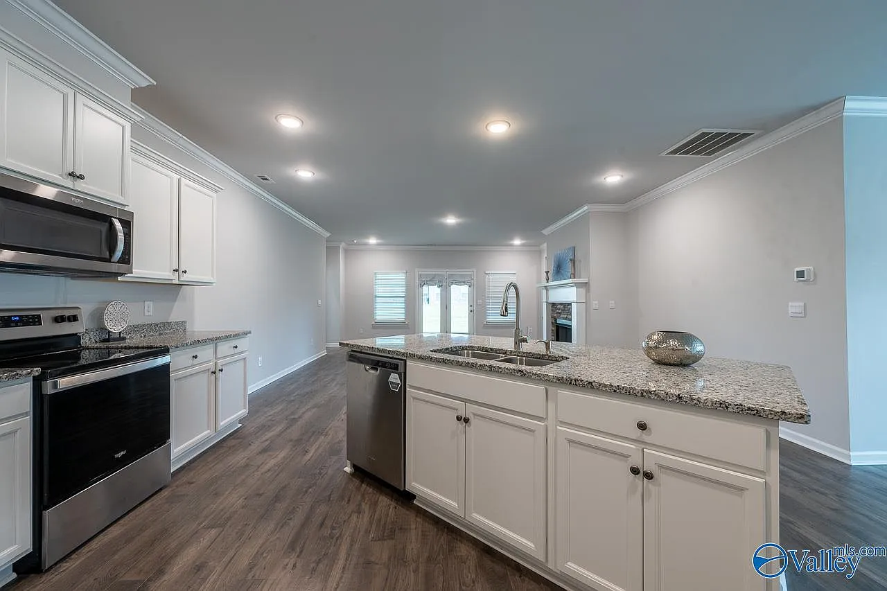 4 bed, 3.0 bath, 2389 sqft, $2,400 — Photo 4