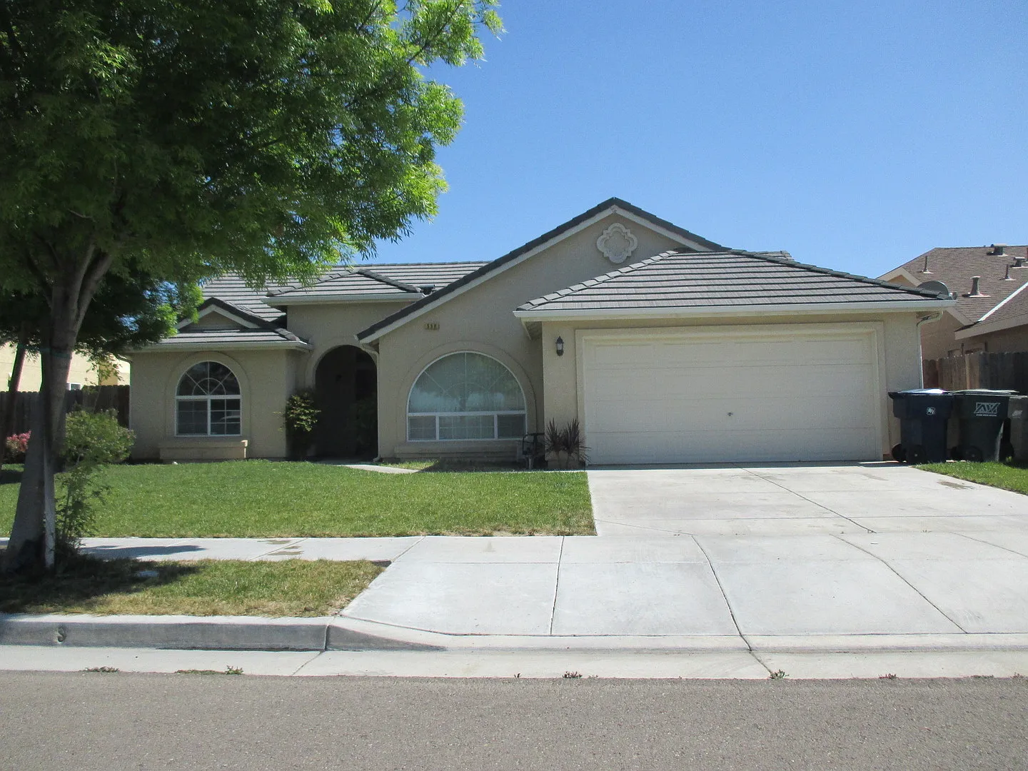 3-Bedroom, 2-Bathroom Home for Rent Close to Parks Spacious Living — Photo 2