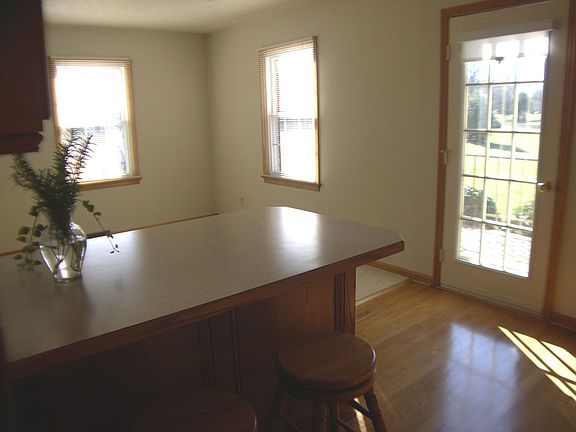 Kitchen bar area