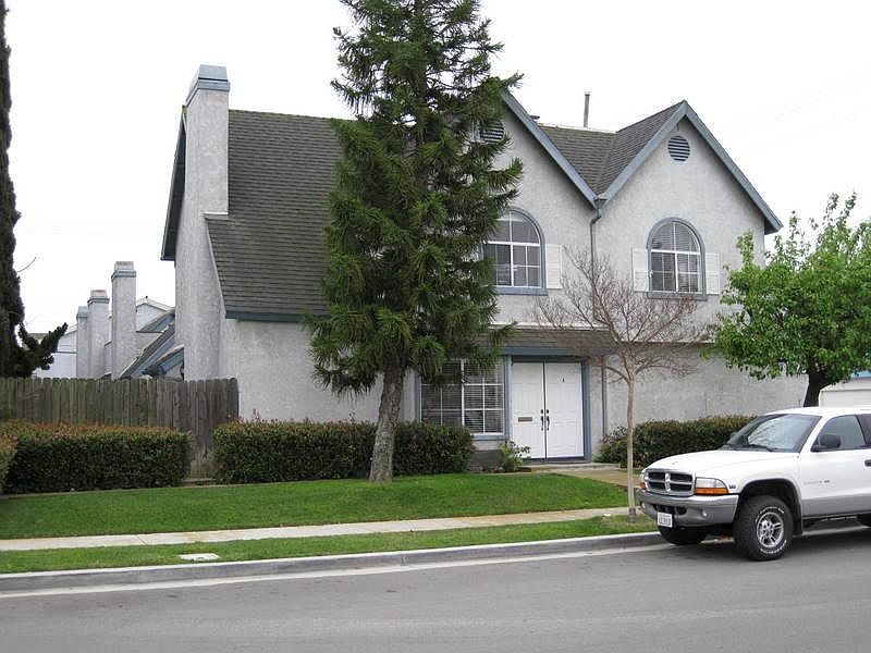 Front of building, entrance is from alley. More photos will be posted soon. Doing some remodeling.