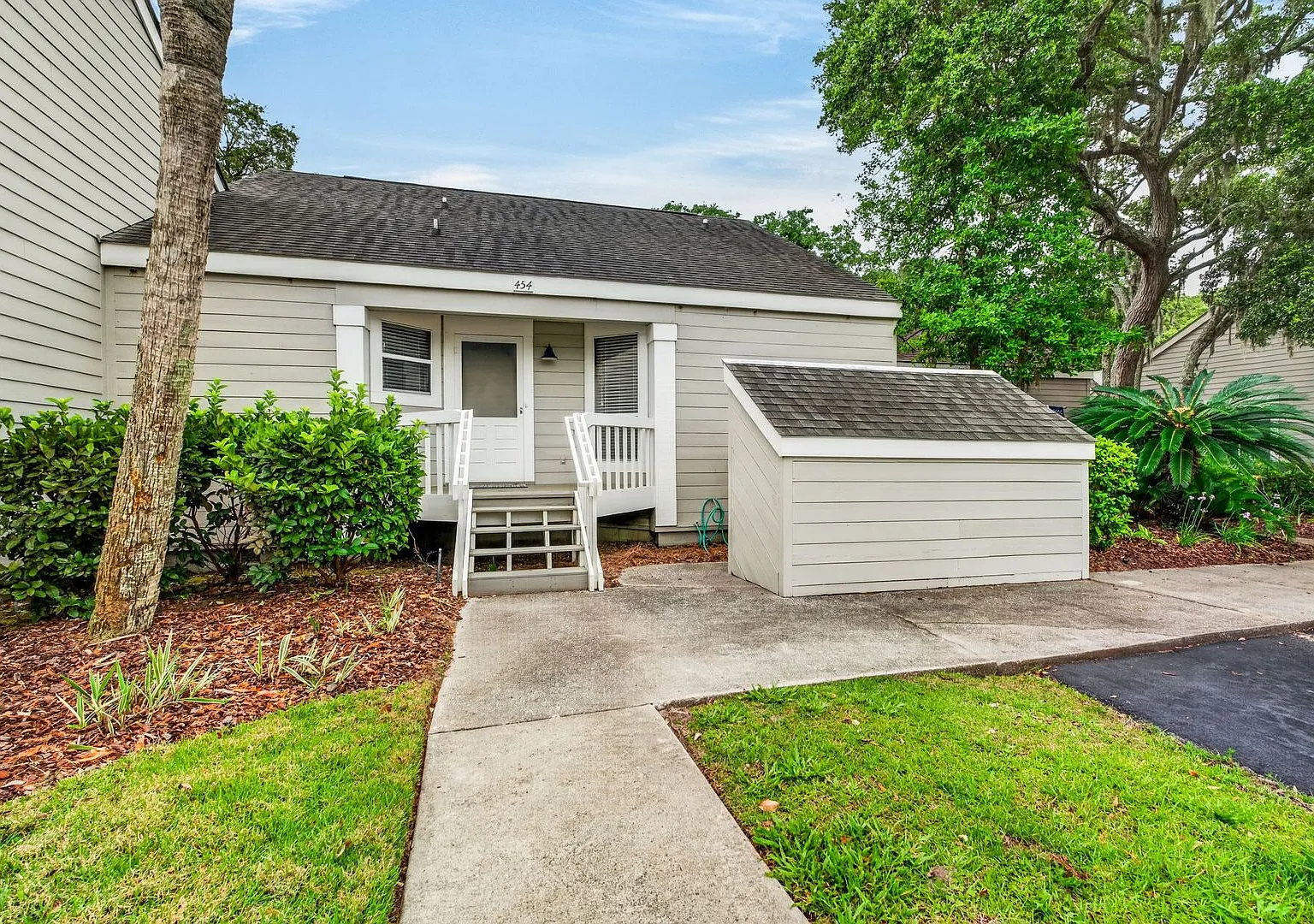 Coastal Living Just Minutes from Kiawah and Seabrook — Photo 2