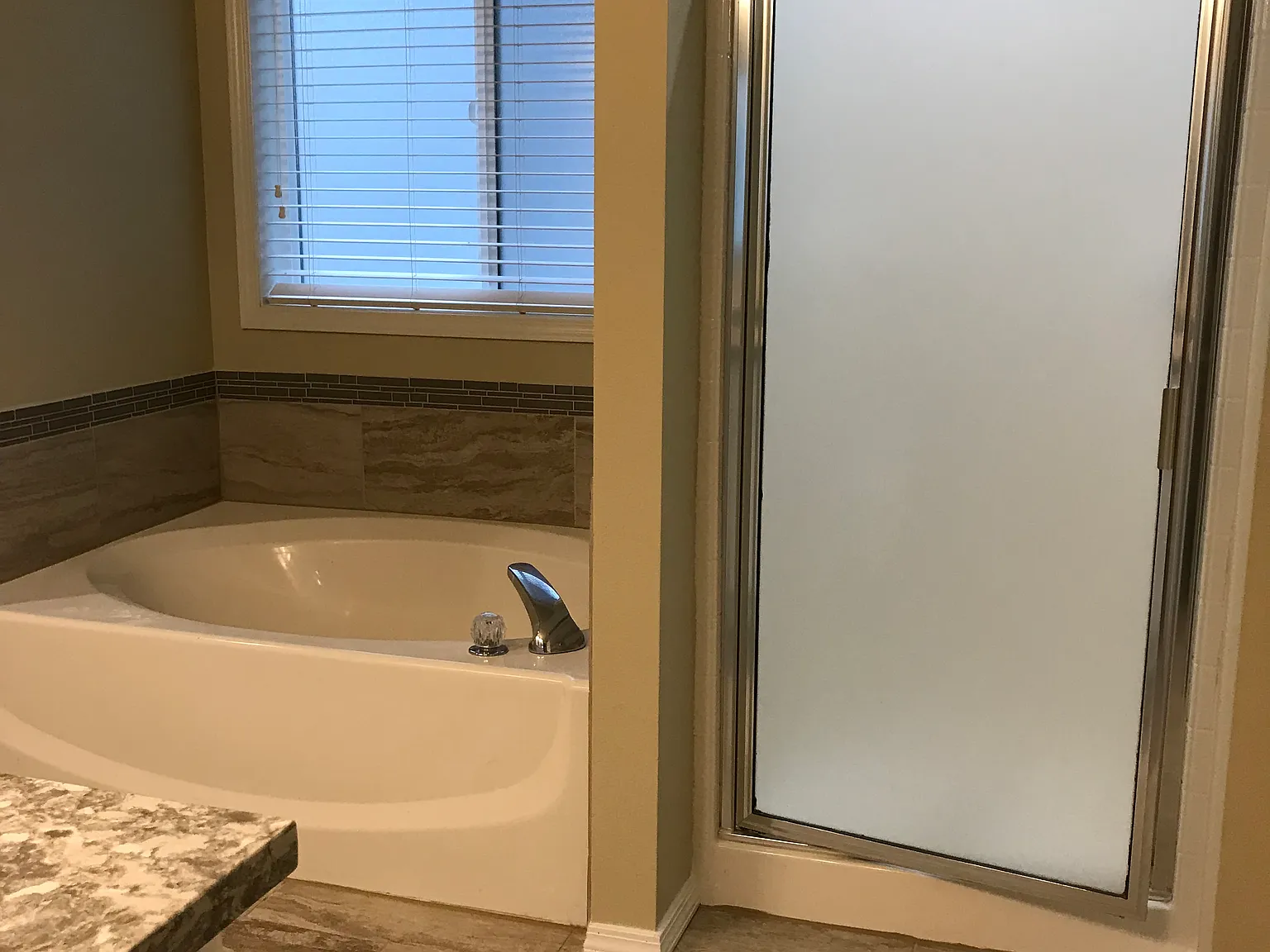 1237 Evans Ct — Photo 2