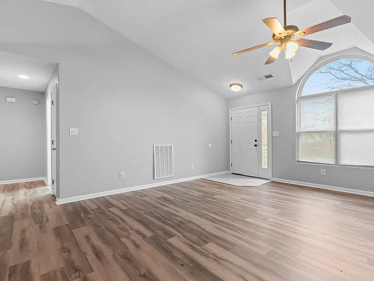 305 Spring Valley Ln — Photo 5