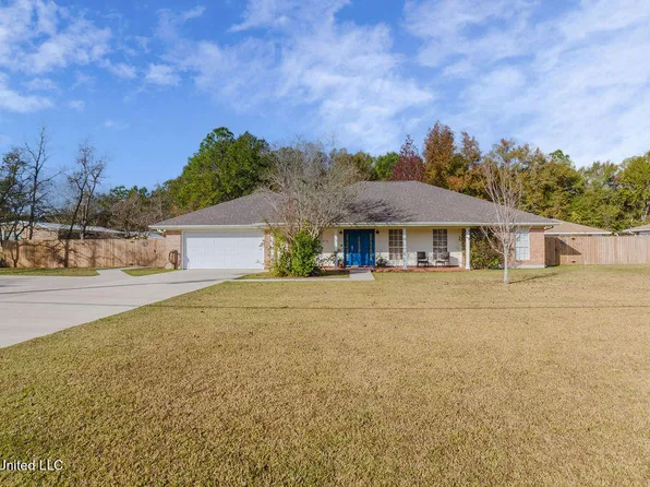 1803 Henderson St, Waveland, MS 39576