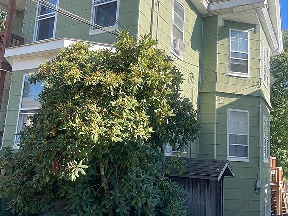 5th image of 240 Lincoln St
