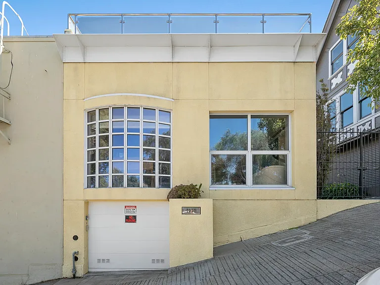 2552 Hyde St — Photo 1