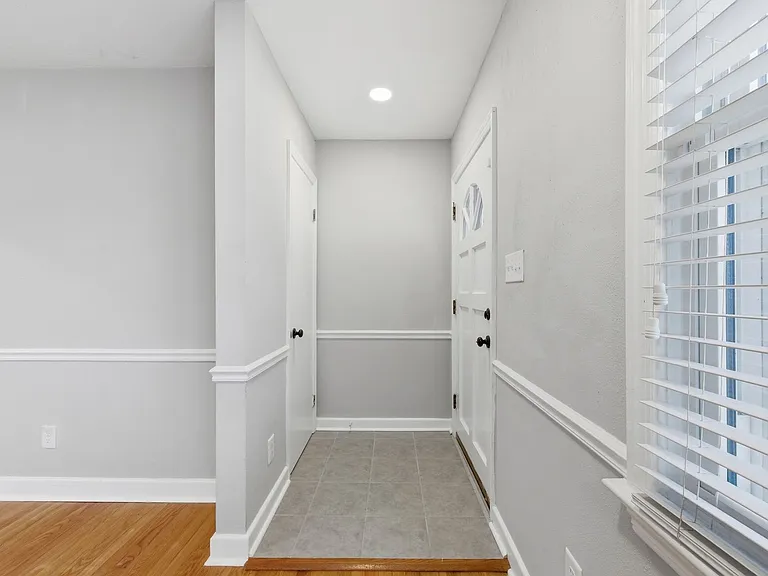 2725 Greendale Ave — Photo 4