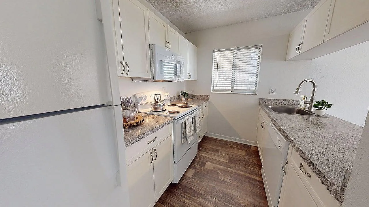 Uptown Palms Apartments — Photo 3