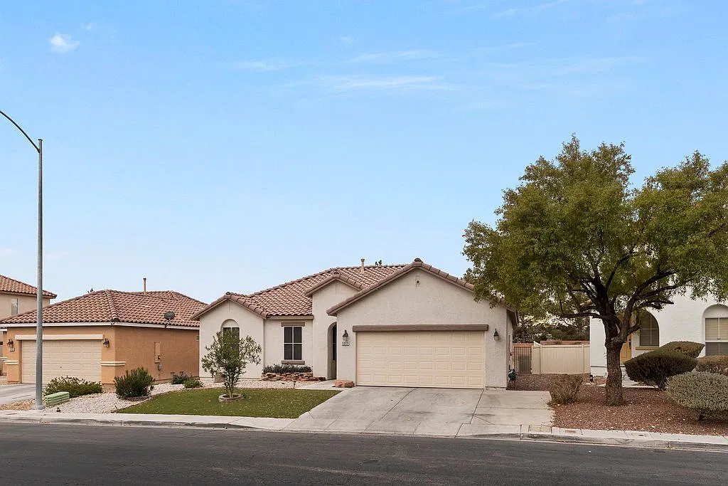 3 bed, 2.0 bath, 1198 sqft, $2,200 — Photo 3