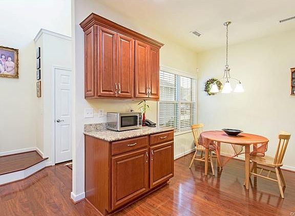 5th image of 832 Fair Port Cir #832