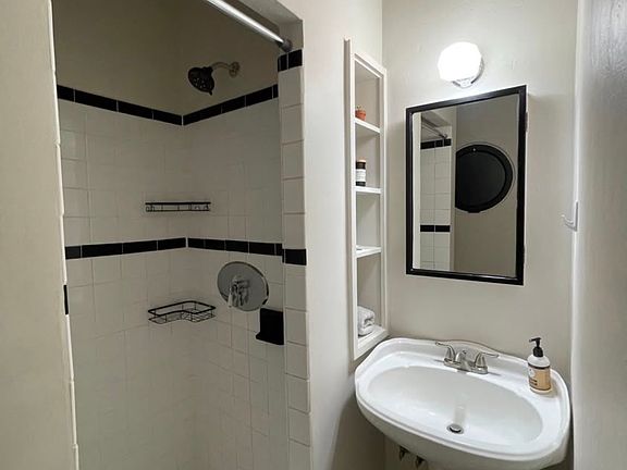 4th image of 4402 N Lakewood Blvd #4404