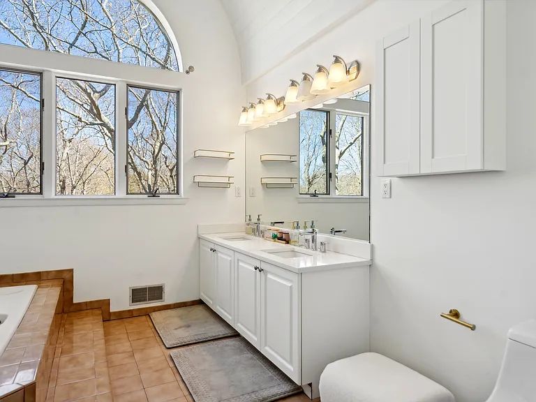 84 Northside Dr — Photo 16