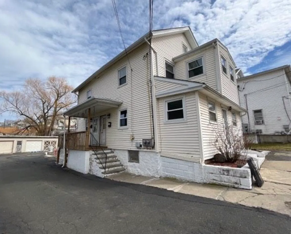 Building Photo - 11 Nichols St #1