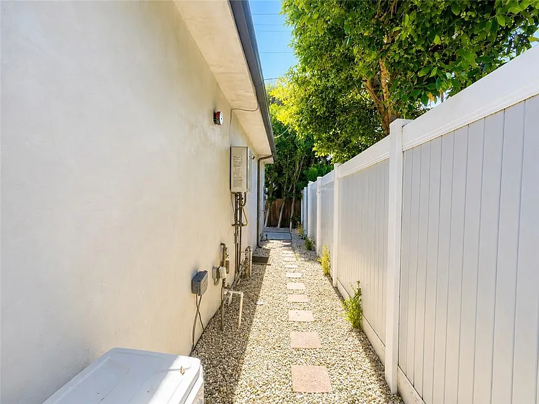 6651 Noble Ave — Photo 13