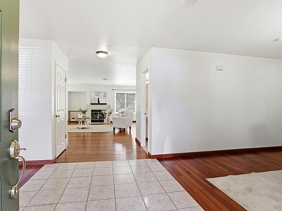 3rd image of 2592 Glenview Dr