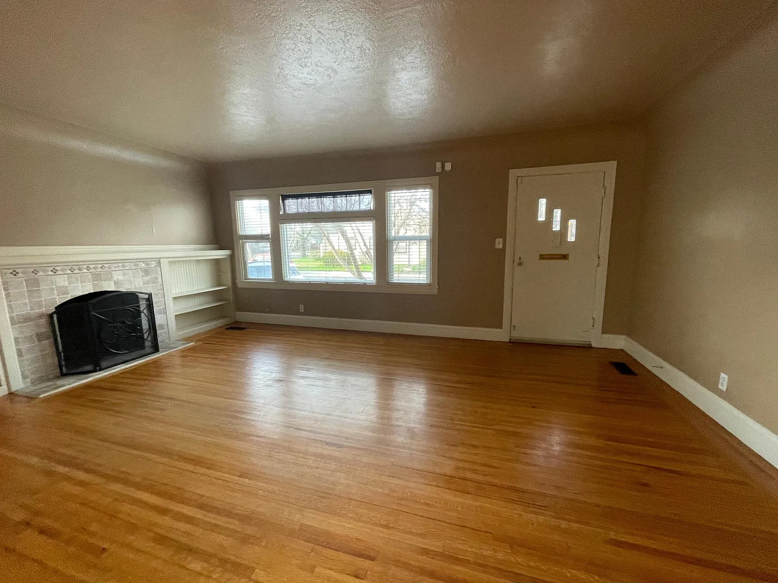 2 bed, 1099 sqft, $2,250 — Photo 3