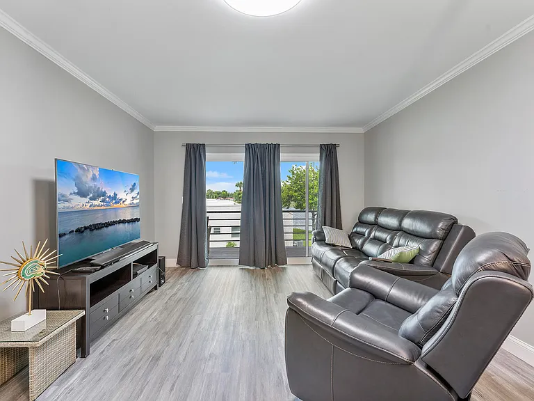 118 Lake Constance Dr — Photo 2