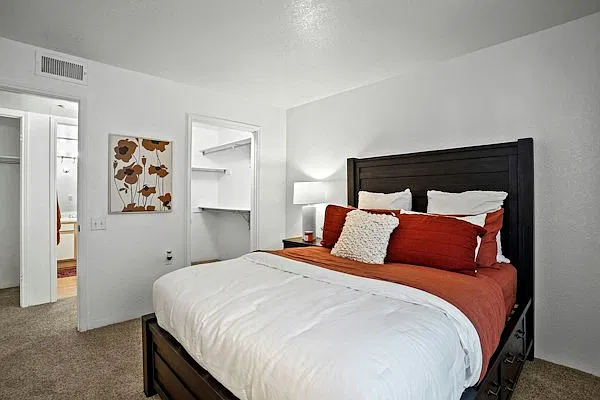 Acacia Park Apts. — Photo 2