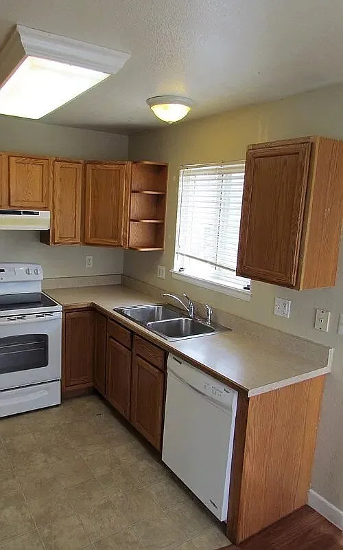 3 bed, 2.0 bath, 1058 sqft, $2,195 — Photo 4