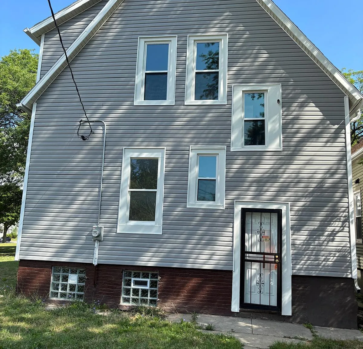 6 bed, 3500 sqft, $1,950 — Photo 2