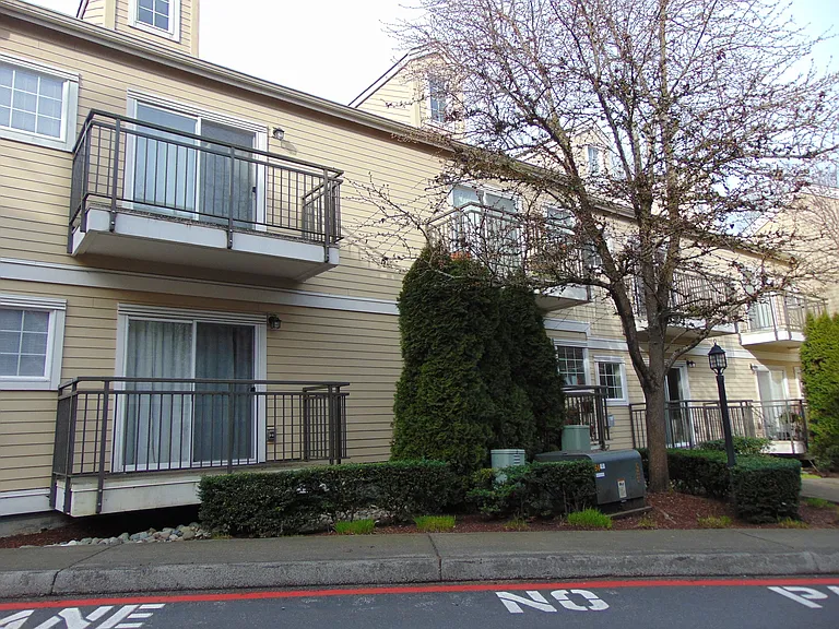 1800 NE 40th St #F6 — Photo 2