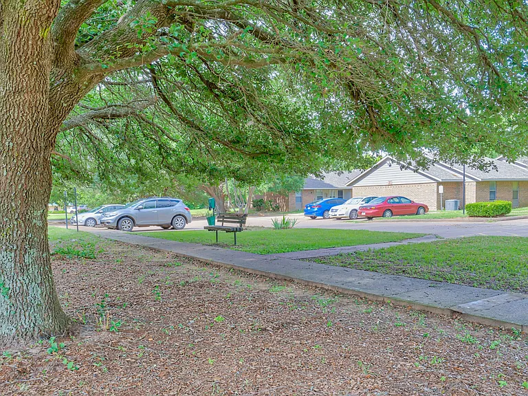 Grapeland Apartments — Photo 12