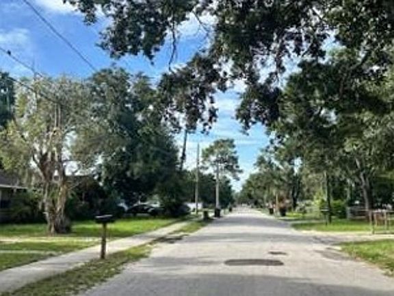 Exterior Neighborhood (street photo)