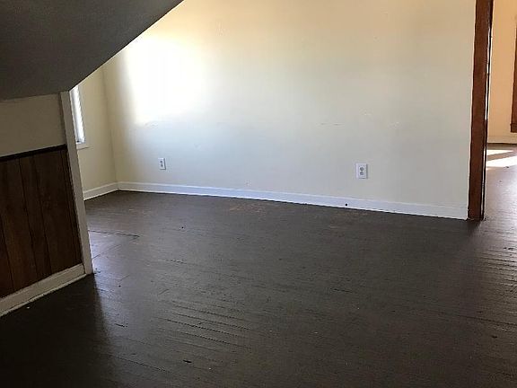 5th image of 1033 1/2 S Burlington Dr