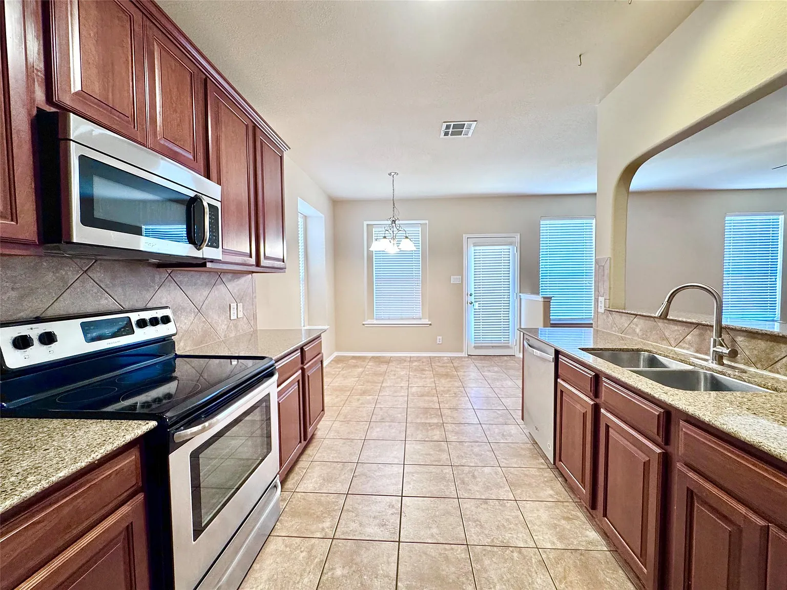 4 bed, 2.5 bath, 2516 sqft, $2,450 — Photo 4
