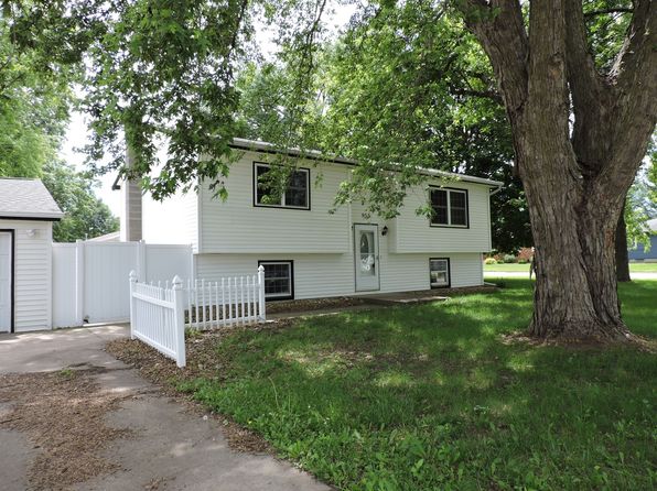 955 3rd St, Jesup, IA 50648