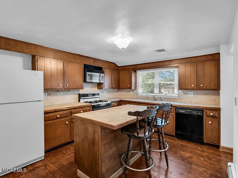 918 Charles Dr — Photo 3
