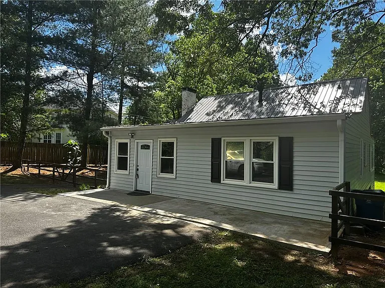 10790 Waters Rd — Photo 2