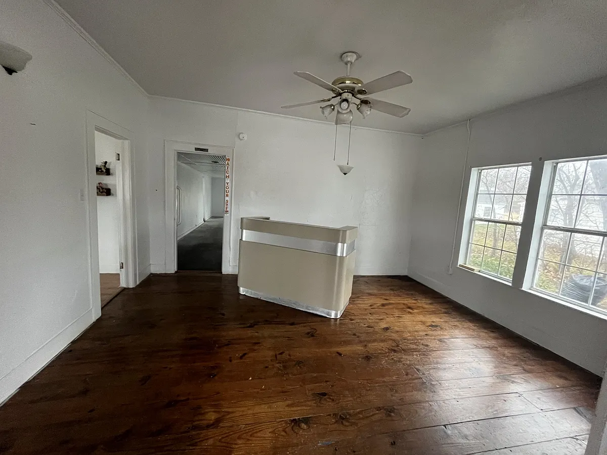 Building Photo - E Main St