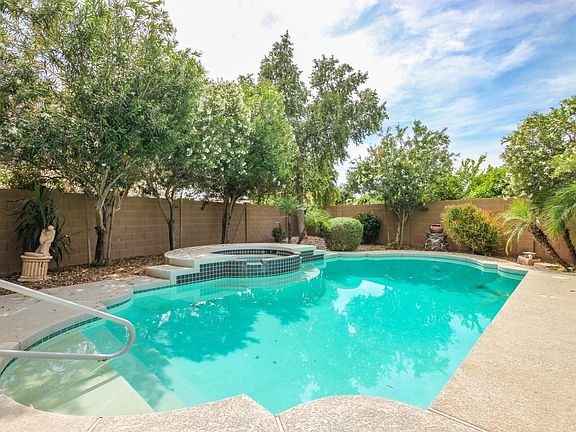 BEAUTIFUL POOL AND HEATED SPA