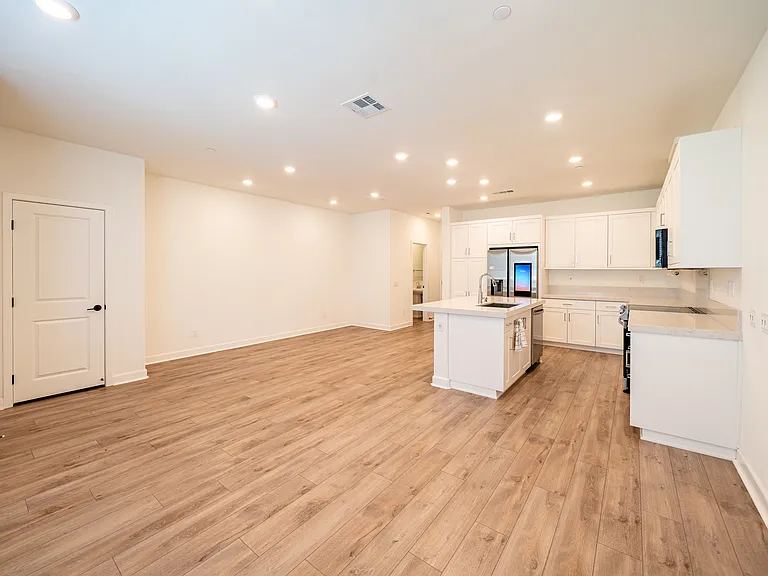 828 Mateo St #4 — Photo 6