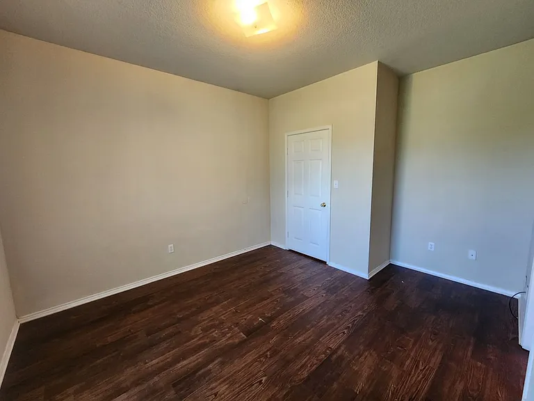 106 Collett Ct — Photo 16