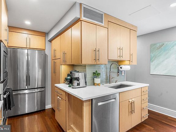 3rd image of 918 Spruce St APT 2