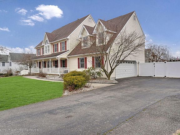 3rd image of 103 Lilac Dr