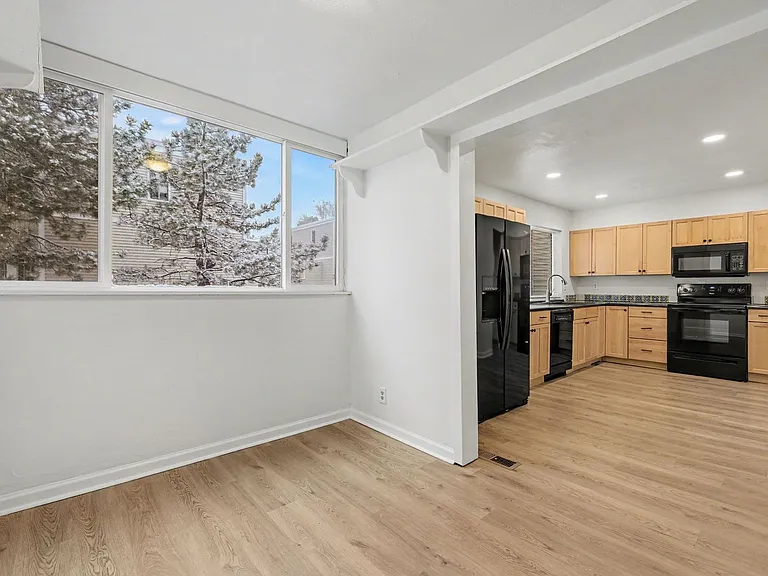 1050 S Monaco Pkwy #49 — Photo 9