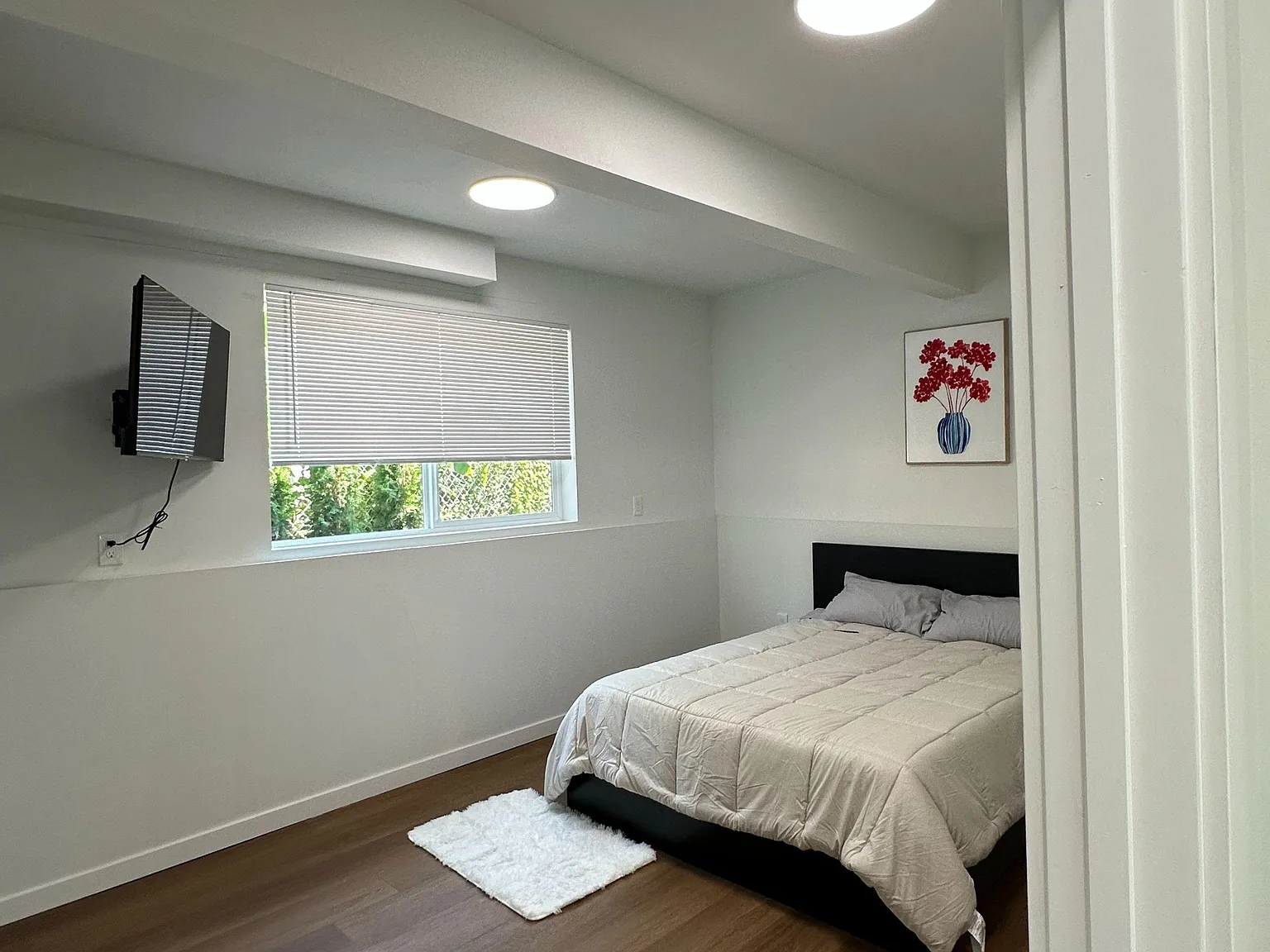 3 bed, 2.0 bath, 1100 sqft, $2,031 — Photo 3