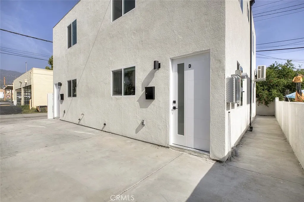 2 bed, 1.5 bath, 1000 sqft, $3,300 — Photo 1